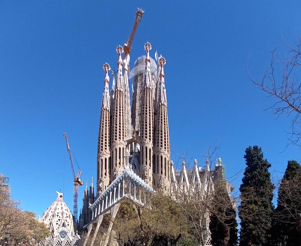 Digital Nomad Life in Barcelona: Pros and&nbsp;Cons