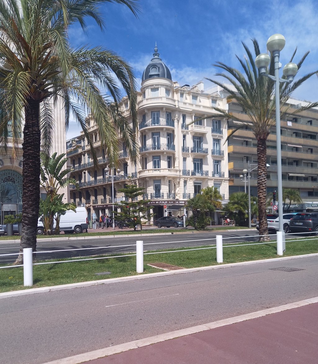 Discover Nice: Cycling, Beaches, and&nbsp;Attractions